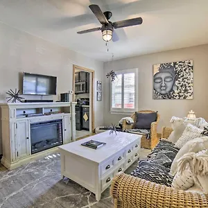  Holiday home Enchanting Retreat With Deck Walk To Midtown!